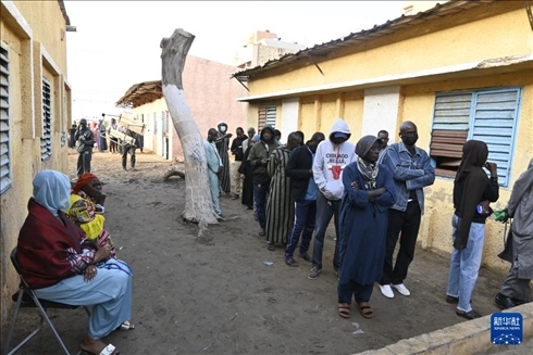 3月24日, 選民在塞內(nèi)加爾首都達(dá)喀爾的一處投票站前排隊(duì)。新華社發(fā)（登巴·蓋伊攝）