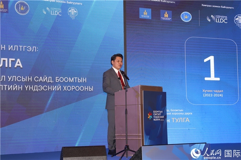 2.圖勒嘎部長做主旨報告。人民網(wǎng)記者 霍文攝_副本