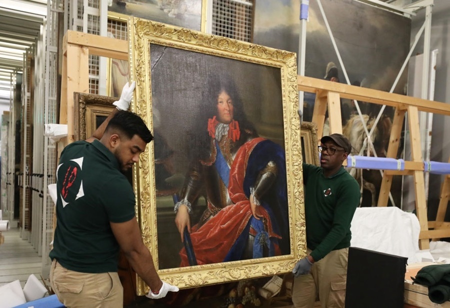  2024年3月11日，在法國巴黎近郊的凡爾賽宮，工作人員準備打包油畫《路易十四戎裝像》。在2024年中法建交60周年暨中法文化旅游年之際，凡爾賽宮和故宮博物院將于4月至6月在故宮共同舉辦“凡爾賽宮與紫禁城”展覽。凡爾賽宮工作人員將70余件法方展品打包裝箱，計劃在不久之后將其運往北京。新華社記者 高靜 攝