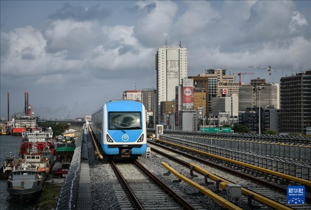 這是2月28日在尼日利亞拉各斯拍攝的一列輕軌藍(lán)線列車。新華社記者 韓旭 攝