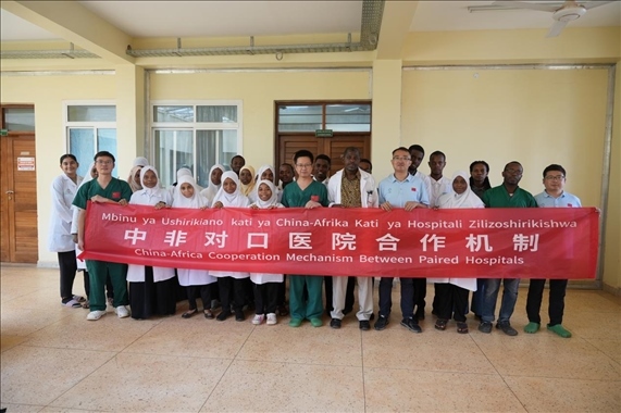 醫(yī)療隊隊員和當?shù)蒯t(yī)生們合影。中國援桑醫(yī)療隊供圖