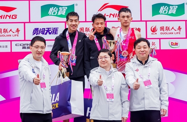 無錫市人民政府副秘書長顧文龍，無錫市體育局黨組書記、副局長楊宇華，海瀾集團黨委副書記、副總裁江南共同為全國馬拉松錦標賽（第一站）男子組前3名頒獎。受訪者供圖