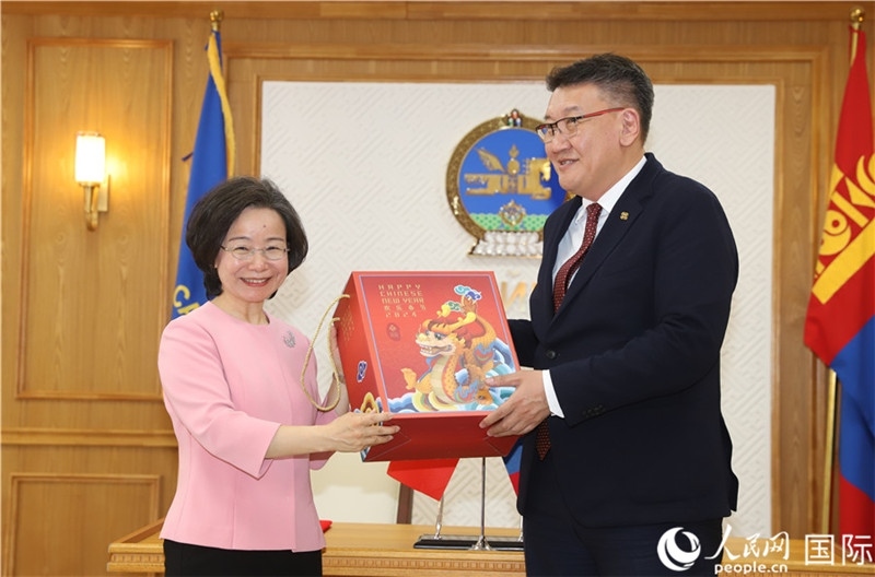 沈大使向扎布赫楞部長贈送吉祥龍。人民網(wǎng)記者 霍文攝