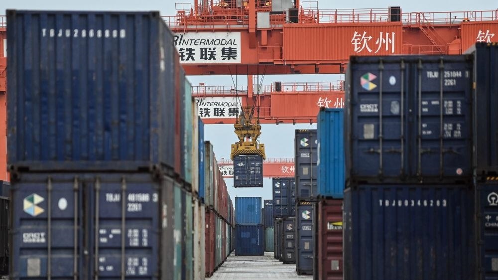 △2023年5月11日，在廣西欽州鐵路集裝箱中心站，塔吊在下卸集裝箱。近年來，在RCEP政策紅利推動下，中國與東盟產(chǎn)業(yè)合作不斷深化，助力區(qū)域經(jīng)濟(jì)發(fā)展。