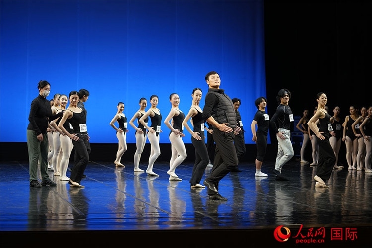 松山芭蕾舞團(tuán)青年代表團(tuán)成員在中央芭蕾舞團(tuán)跟隨中方教師上課。人民網(wǎng)記者 張麗婭攝