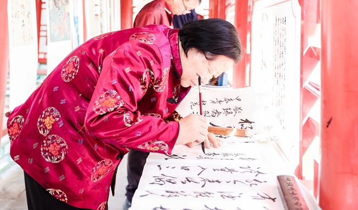 杏花節(jié)書(shū)畫(huà)展上書(shū)法家現(xiàn)場(chǎng)創(chuàng)作。受訪方供圖