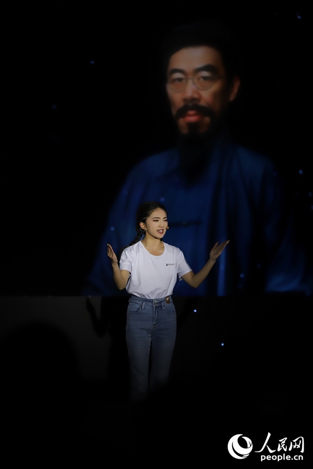 數(shù)字人“聞一多”與青年學(xué)生隔空對話。人民網(wǎng)記者 李發(fā)興攝