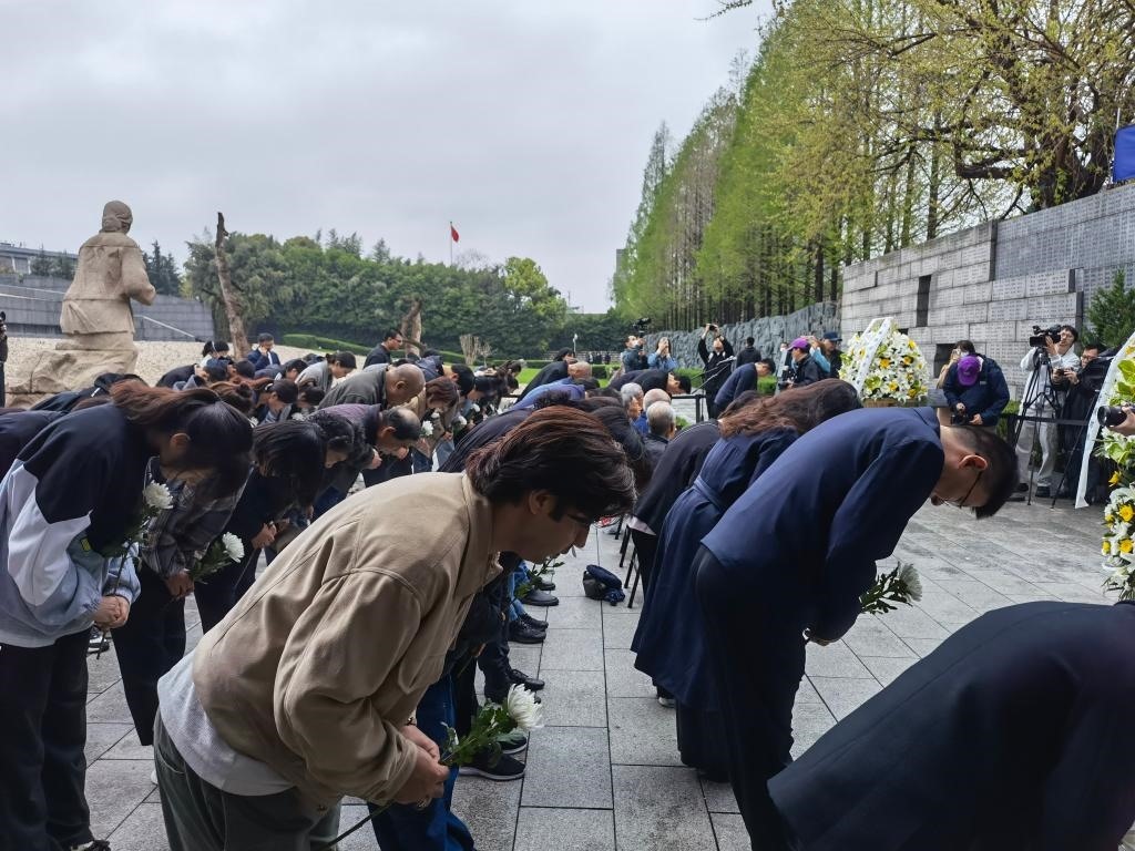 人們面向“哭墻”鞠躬。新華社記者邱冰清 攝