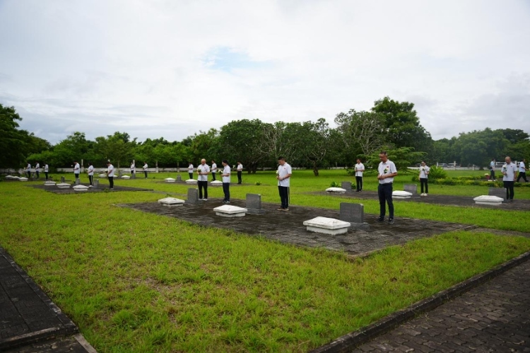 醫(yī)療隊隊員向烈士們獻(xiàn)花。中國援桑醫(yī)療隊供圖