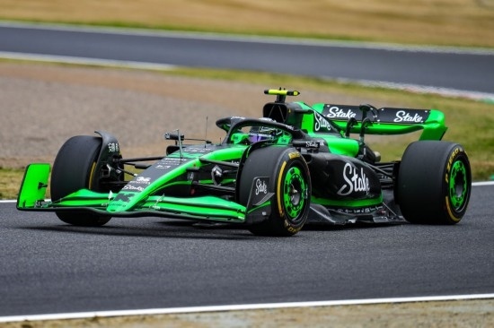 4月5日，索伯車隊中國車手周冠宇在練習賽中。新華社記者 張笑宇 攝