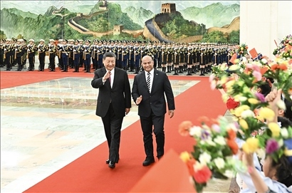 △2024年3月25日，習(xí)近平主席在北京人民大會堂同來華進行國事訪問的瑙魯總統(tǒng)阿迪昂舉行會談。這是會談前，習(xí)近平主席在人民大會堂北大廳為阿迪昂總統(tǒng)舉行歡迎儀式。