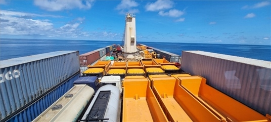 中蘇海運直航貨輪在海上行駛。中國駐蘇里南大使館供圖