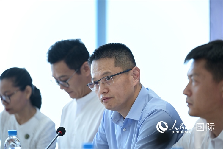 緬甸中國(guó)企業(yè)商會(huì)會(huì)長(zhǎng)、工商銀行仰光分行行長(zhǎng)劉銘介紹有關(guān)情況-人民網(wǎng)記者謝佳君攝