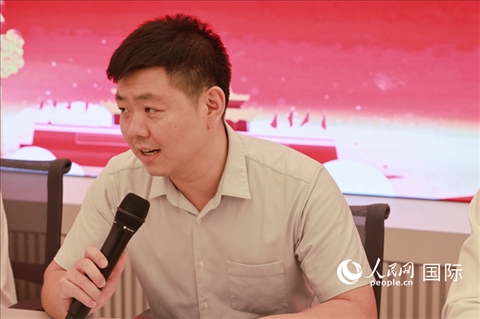 中國(guó)駐里約總領(lǐng)館領(lǐng)僑處處長(zhǎng)齊冀在座談會(huì)上致辭。人民網(wǎng)記者 陳海琪攝