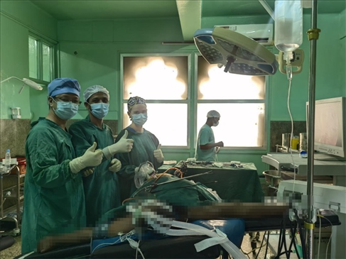 蔣國慶醫(yī)生（左）和當?shù)蒯t(yī)生慶祝手術成功。中國援桑醫(yī)療隊供圖