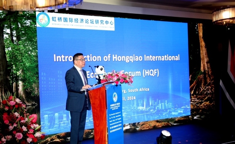 虹橋國際經(jīng)濟論壇研究中心副理事長、商務部國際貿(mào)易經(jīng)濟合作研究院副院長俞子榮致辭。（圖片來源：中國國際進口博覽會官微）