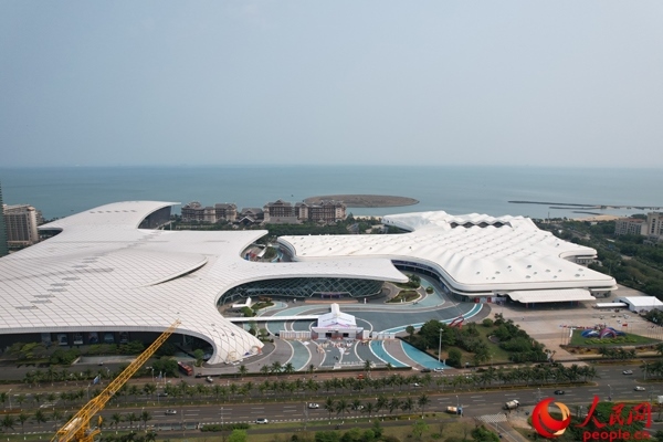 航拍第四屆消博會主會場。人民網(wǎng)記者 孟凡盛攝