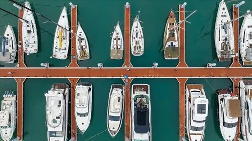 △超250艘船艇亮相第四屆消博會游艇展。