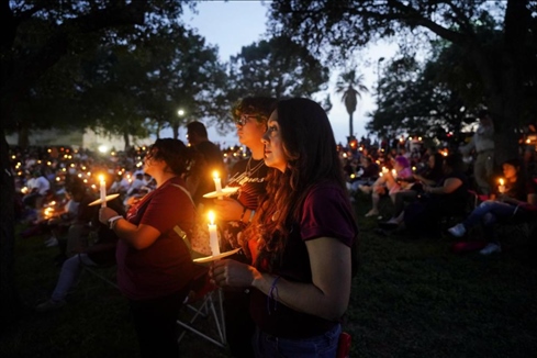 2023年5月24日，在美國(guó)得克薩斯州小城尤瓦爾迪，人們參加守夜儀式悼念校園槍擊遇害者。新華社記者吳曉凌攝