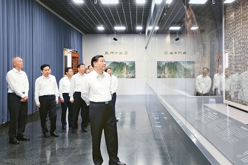 2023年7月29日，中共中央總書記、國家主席、中央軍委主席習近平在四川考察結束返京途中，來到陜西省漢中市考察。這是習近平參觀漢中市博物館有關歷史文物展陳。 新華社記者 鞠鵬/攝