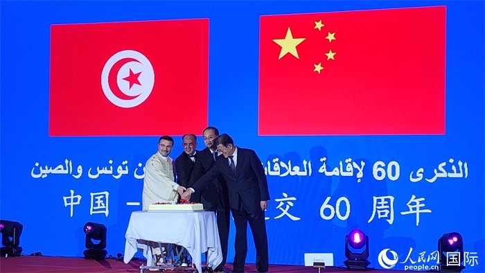 與會嘉賓共同切紀念蛋糕，從左至右分別為突尼斯國家旅游局局長侯賽因、突尼斯駐華大使阿迪勒·阿拉比、外交部副部長鄧勵、中國人民對外友好協(xié)會副會長李?？?。人民網(wǎng)記者 萬宇攝