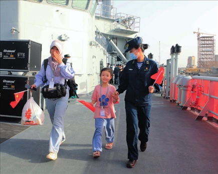 海軍軍艦赴蘇丹緊急撤離我在蘇丹人員。圖為海軍官兵帶領(lǐng)同胞登艦（2023年4月26日攝）。丁家興攝