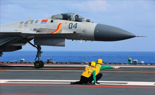 遼寧艦起飛助理作出放飛手勢，殲-15艦載戰(zhàn)斗機起飛（2020年4月攝）。張凱攝