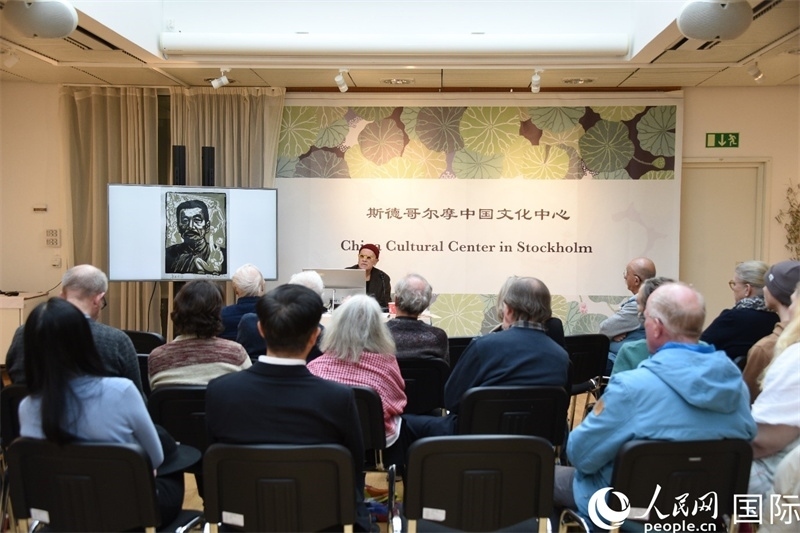 托斯頓·朱雷爾介紹其收藏的中國(guó)版畫作品。人民網(wǎng)記者殷淼攝