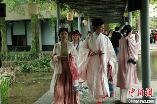 年輕人盛裝過“漢服節(jié)”。毛瑜 攝
