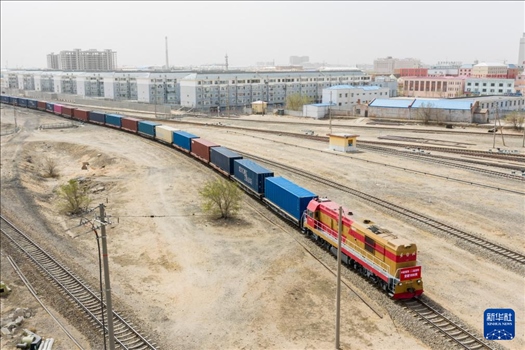 4月21日，中歐班列緩緩駛出二連浩特鐵路口岸（無人機照片）。 新華社發(fā)（張海峰攝）