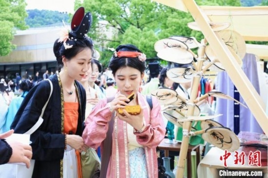 漢服愛好者逛集市。中國絲綢博物館 供圖