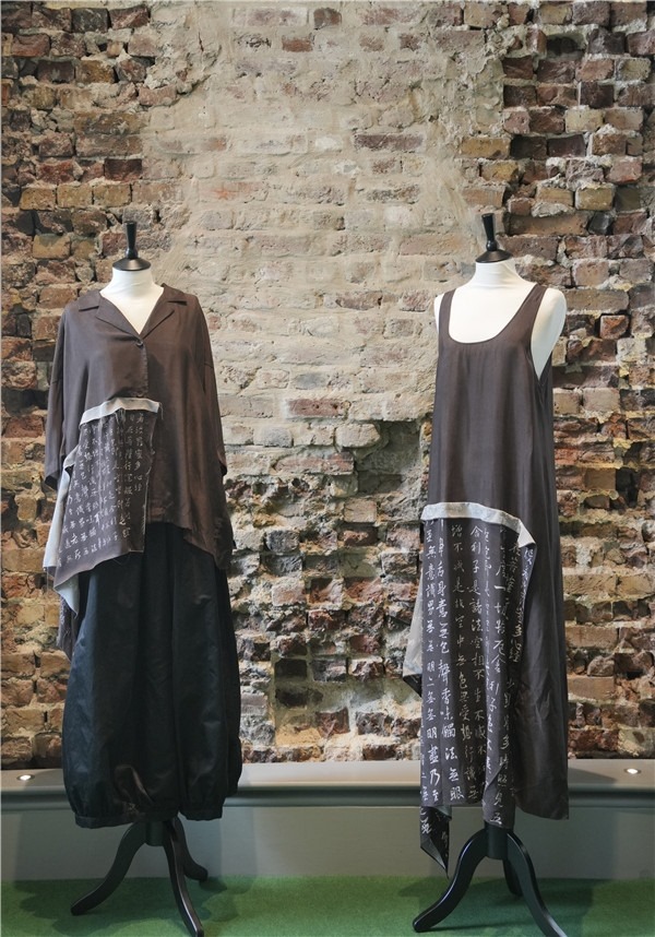 展覽展示的以中國文字為創(chuàng)作靈感的服裝《心經(jīng)》。主辦方供圖