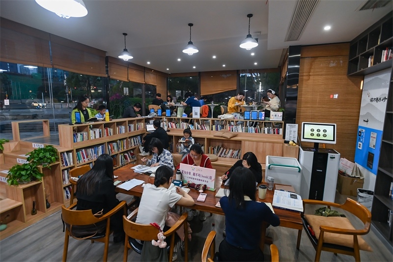 4月22日，讀者在重慶一家24小時城市智慧書房中閱讀。圖片來源：視覺中國