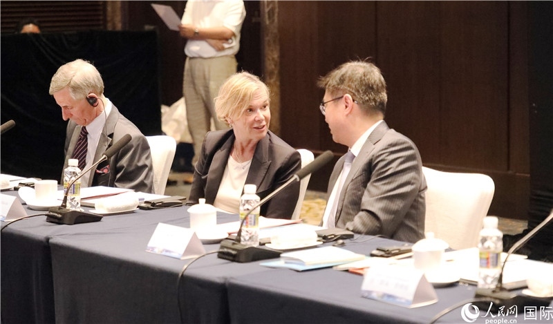 宣介會上，中外官員親切交談。人民網(wǎng)記者趙益普攝