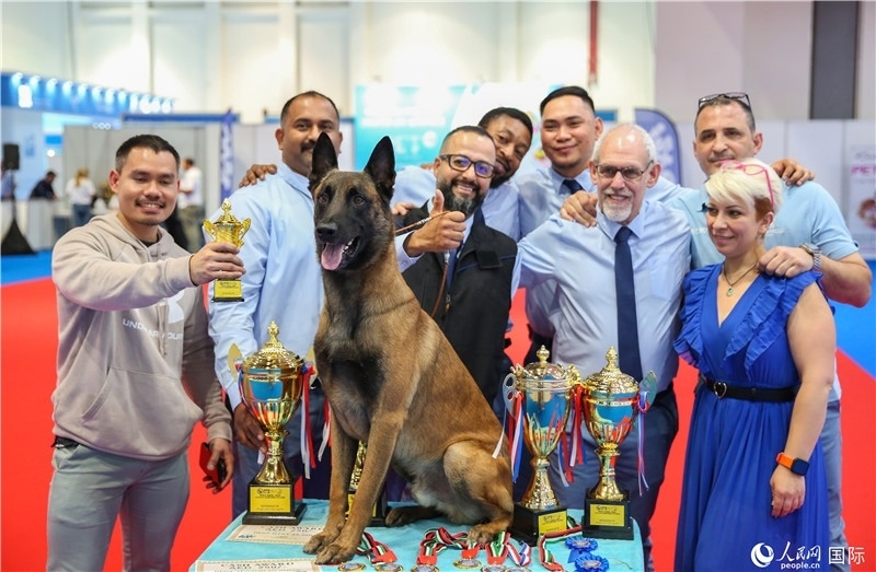 圖為參會嘉賓與獲獎(jiǎng)寵物合影，塔里克·易卜拉欣攝