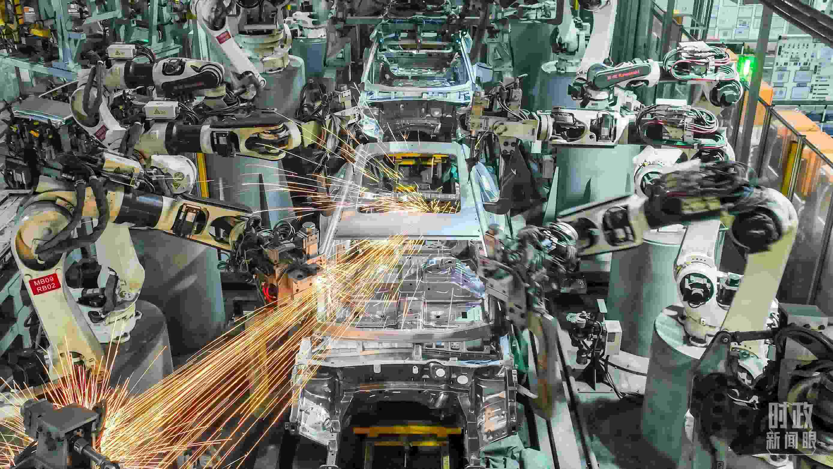  △2024年4月，重慶兩江新區(qū)的一家汽車制造企業(yè)，生產一派繁忙。（圖/視覺中國）