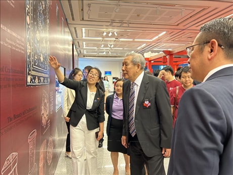 工作人員為泰國前副總理、泰中文化促進委員會主席披尼講解展覽內(nèi)容。中國駐泰國大使館供圖