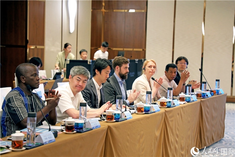 參加產(chǎn)業(yè)對(duì)接會(huì)的各國(guó)駐華使節(jié)。人民網(wǎng)記者趙益普攝