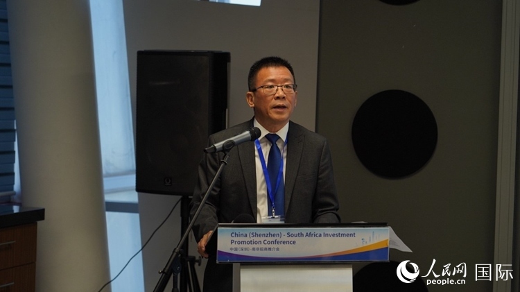 南非中國(guó)經(jīng)貿(mào)協(xié)會(huì)會(huì)長(zhǎng)、中國(guó)銀行約翰內(nèi)斯堡分行行長(zhǎng)張朝陽(yáng)致辭。人民網(wǎng) 劉暢攝