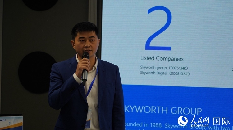 創(chuàng)維南非綠能公司總經(jīng)理倪亮介紹創(chuàng)維的破圈之路。人民網(wǎng) 劉暢攝