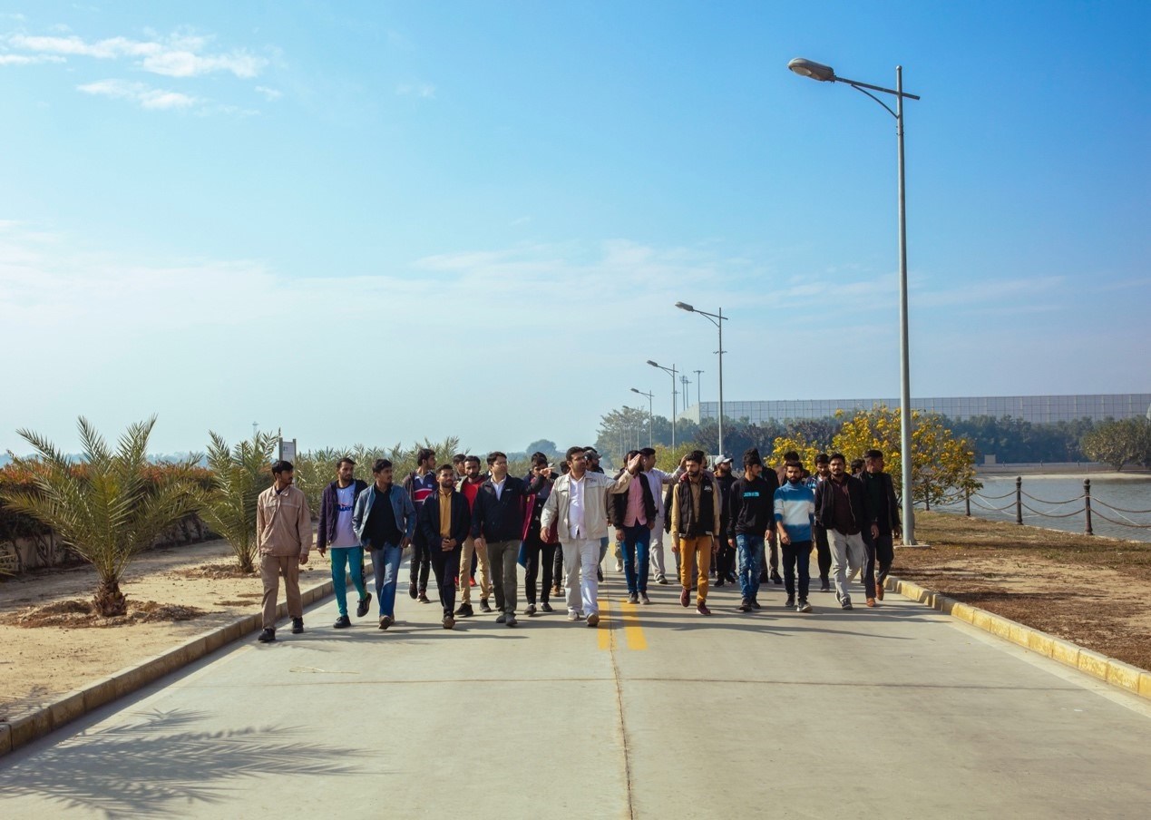 職業(yè)技校學(xué)員參觀中巴經(jīng)濟(jì)走廊薩希瓦爾電站。中國華能薩希瓦爾電站 供圖