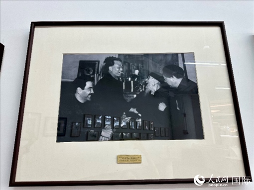 萬徒勒里（左一）與艾青、蕭三、齊白石的老照片。人民網(wǎng)記者 周雨攝