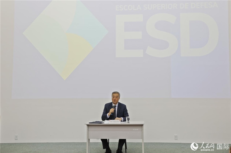 當(dāng)?shù)貢r(shí)間4月23日，中國(guó)駐巴西大使祝青橋應(yīng)邀在巴西高等防務(wù)學(xué)院作專(zhuān)題講座，全面介紹中國(guó)外交和國(guó)防政策、經(jīng)濟(jì)形勢(shì)及中巴關(guān)系前景。 人民網(wǎng)記者 陳一鳴攝