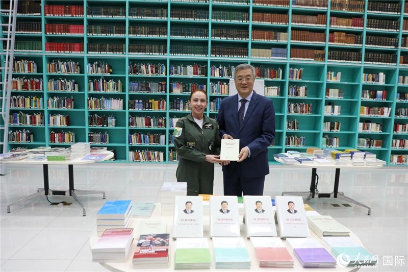授課后，中國(guó)駐巴西大使祝青橋向巴西高等防務(wù)學(xué)院圖書(shū)館捐贈(zèng)了150本書(shū)籍。圖為祝青橋和巴西高等防務(wù)學(xué)院院長(zhǎng)卡拉·利里奧·馬丁斯在圖書(shū)捐贈(zèng)儀式上。 人民網(wǎng)記者 陳一鳴攝