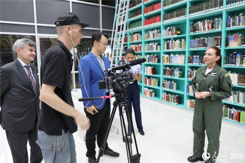 巴西高等防務(wù)學(xué)院院長(zhǎng)卡拉·利里奧·馬丁斯接受了人民網(wǎng)的視頻采訪。 人民網(wǎng)記者 陳一鳴攝