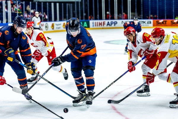 雙方球員爭搶。圖片來源：國際冰聯(lián)