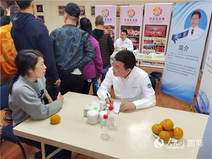 中醫(yī)專家為當(dāng)?shù)厝A僑華人提供中醫(yī)咨詢和診療服務(wù)。 （本報記者 楊謳 攝）