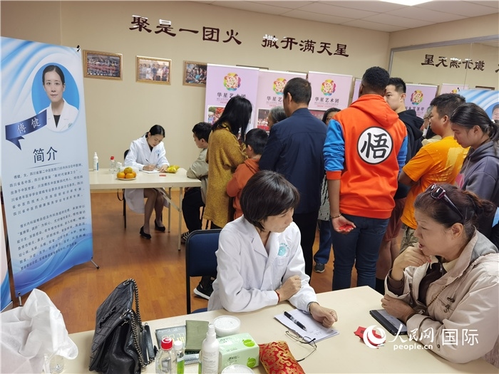中醫(yī)專家為當(dāng)?shù)厝A僑華人提供中醫(yī)咨詢和診療服務(wù)。 （本報記者 楊謳 攝）