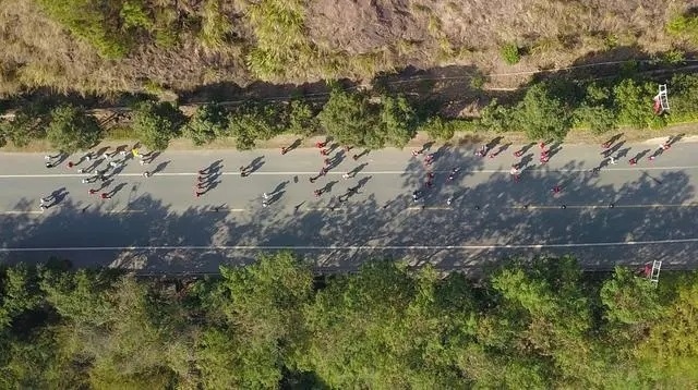 1月6日，健身愛好者在徒步活動中（無人機(jī)照片）。新華社記者 黃國保攝