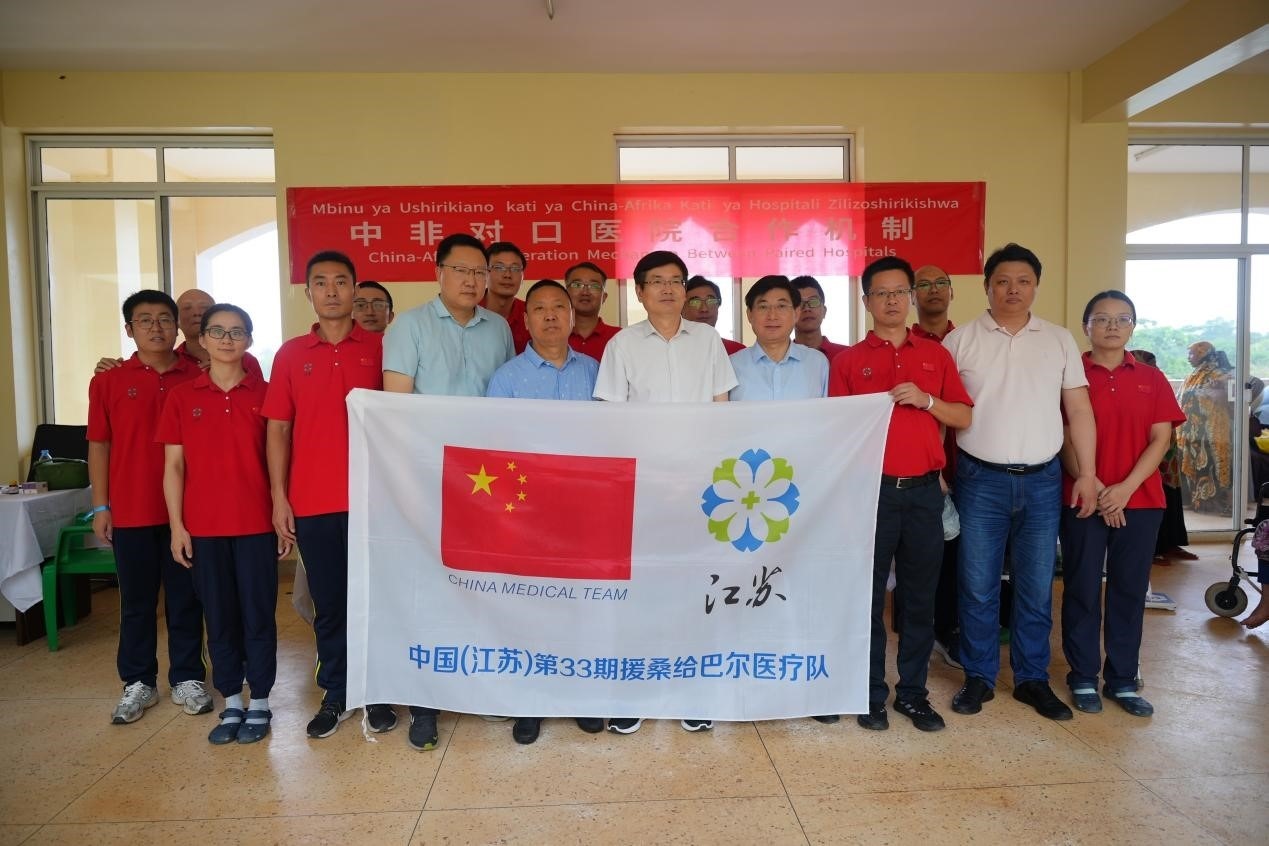 揚(yáng)州市衛(wèi)健系統(tǒng)代表團(tuán)和醫(yī)療隊(duì)在義診現(xiàn)場(chǎng)合影。中國(guó)援桑醫(yī)療隊(duì)供圖